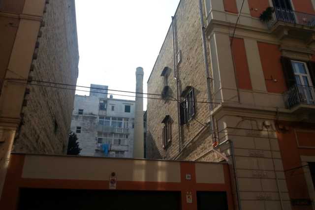 C'� una ciminiera sui tetti di San Pasquale: � l'antica fabbrica della cera